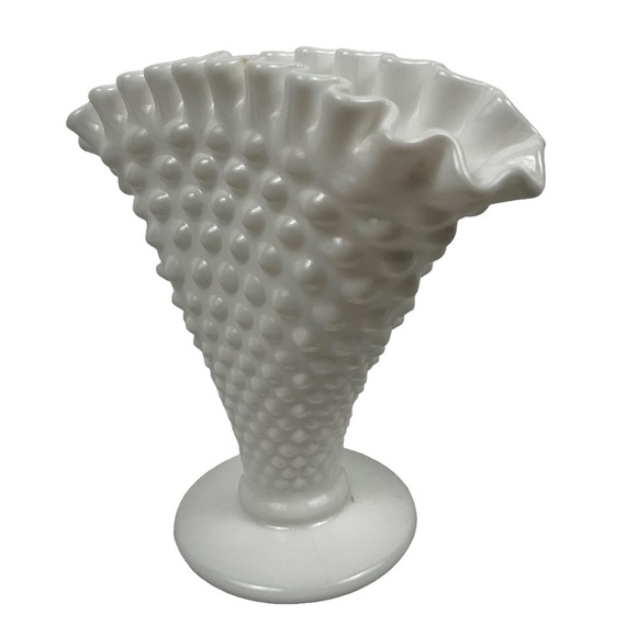 FENTON vintage Milk Glass Scalloped Hobnail Fan vase - Picture 2 of 8
